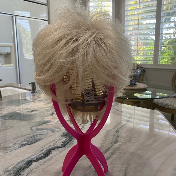 Tony Brattins Inspiration wig in platinum blonde. - Picture 8 of 12